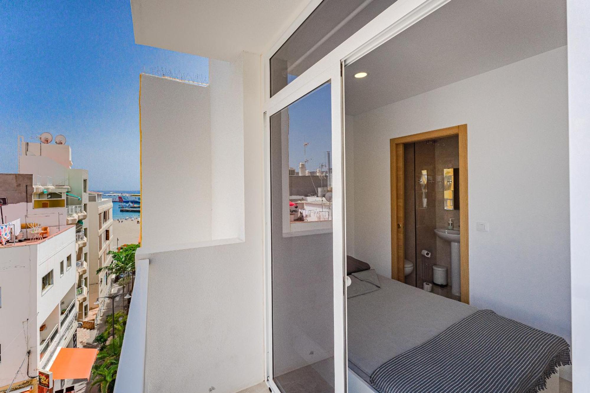 Few Steps From The Beach Hostel In Los Cristianos Арона Екстер'єр фото